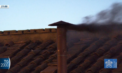 Primo pomeriggio di Conclave: la prima fumata è nera