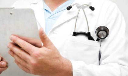 Sindaco medico arrestato per violenza sessuale sulle pazienti