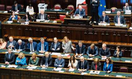 Meloni rimbecca l'opposizione fra "macumbe" e "Giuseppi che cambiano idea in base al vento"