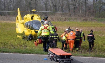 Investiti da un furgone mentre lavorano, gravi due operai e il conducente