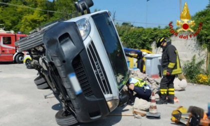 Furgone carico di macerie si ribalta, operaio schiacciato: è gravissimo