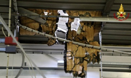 Il tetto del capannone cede sotto i suoi piedi, 74enne precipita e muore