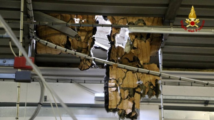 Il tetto del capannone cede sotto i suoi piedi, 74enne precipita e muore