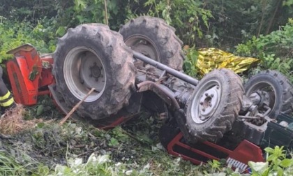 Incidente mortale col trattore per due 70enni, operaio cade nella piscina con l'escavatore