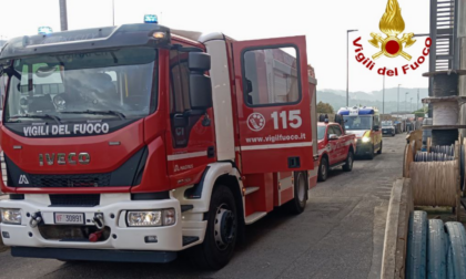 Incastrato in un macchinario, muore operaio 58enne. Un 50enne travolto e ucciso da una rotoballa di carta