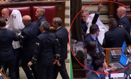 Magi (+Europa) alla Camera vestito da fantasma, cacciato dall'Aula