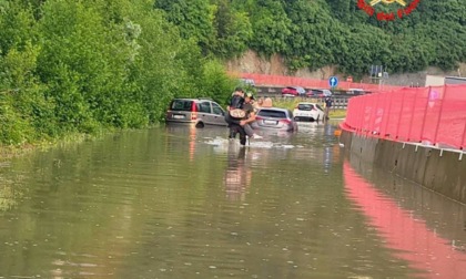 Maltempo al Nord: grandinate, strade allagate e automobilisti intrappolati