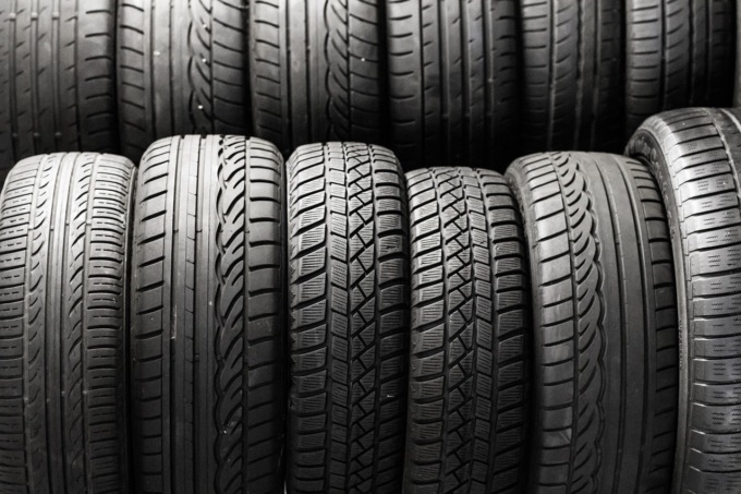 Cambio gomme stagionale: perché gli pneumatici invernali sono meglio delle catene 