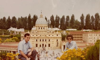 Papa Leone XIV e quella foto negli anni Settanta davanti a San Pietro... in miniatura