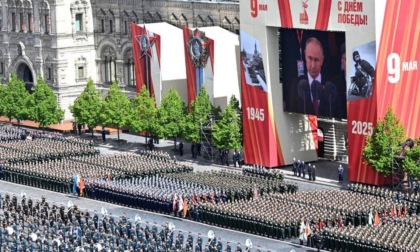 Putin a Mosca: "Tutto il Paese sostiene la guerra in Ucraina". Un drone colpisce il palazzo di Belgorod