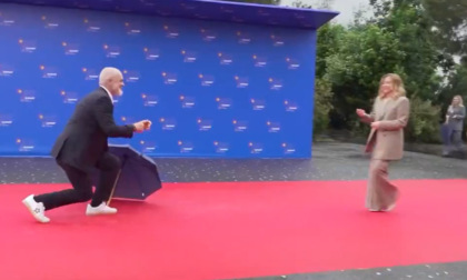 Meloni a Tirana (accolta in ginocchio dal premier Rama): "Insistere per cessate il fuoco incondizionato in Ucraina"