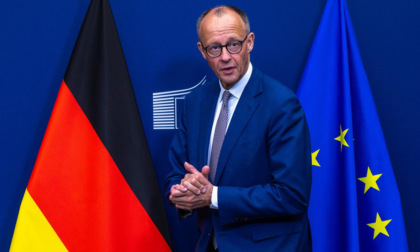 La Germania alza la posta: "No più limiti di gittata per armi all'Ucraina". E Mosca per la prima volta invoca la diplomazia