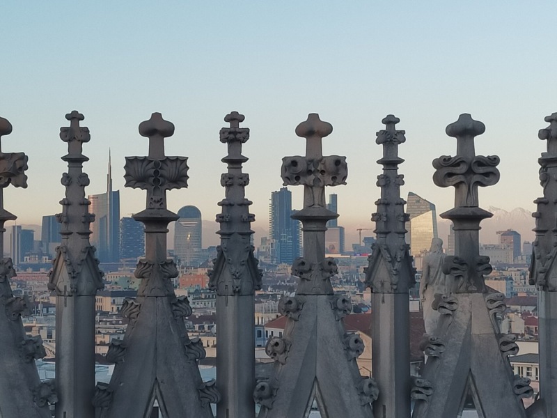 Evaso si lancia dal Duomo di Milano dopo aver ucciso una collega: era in carcere per un altro femminicidio