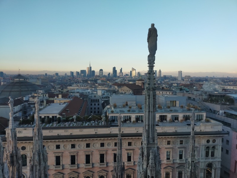 Evaso si lancia dal Duomo di Milano dopo aver ucciso una collega: era in carcere per un altro femminicidio