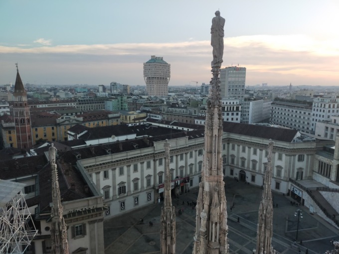 Evaso si lancia dal Duomo di Milano dopo aver ucciso una collega: era in carcere per un altro femminicidio