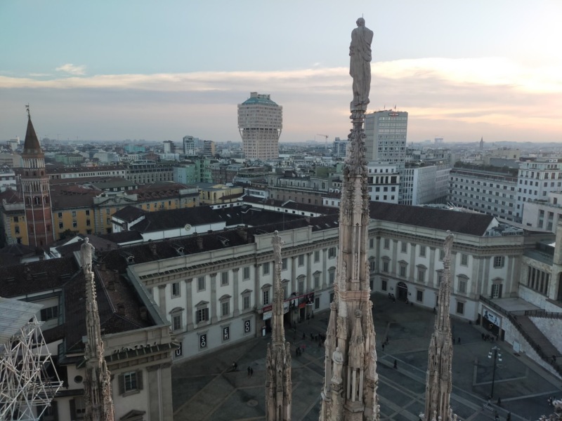 Evaso si lancia dal Duomo di Milano dopo aver ucciso una collega: era in carcere per un altro femminicidio