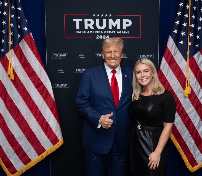 Karoline Leavitt, portavoce della Casa Bianca, insieme a Donald Trump