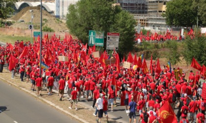 Sciopero dei metalmeccanici, in 10mila occupano la tangenziale di Bologna. Saranno denunciati