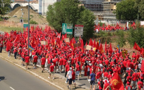 Sciopero dei metalmeccanici, in 10mila occupano la tangenziale di Bologna. Saranno denunciati