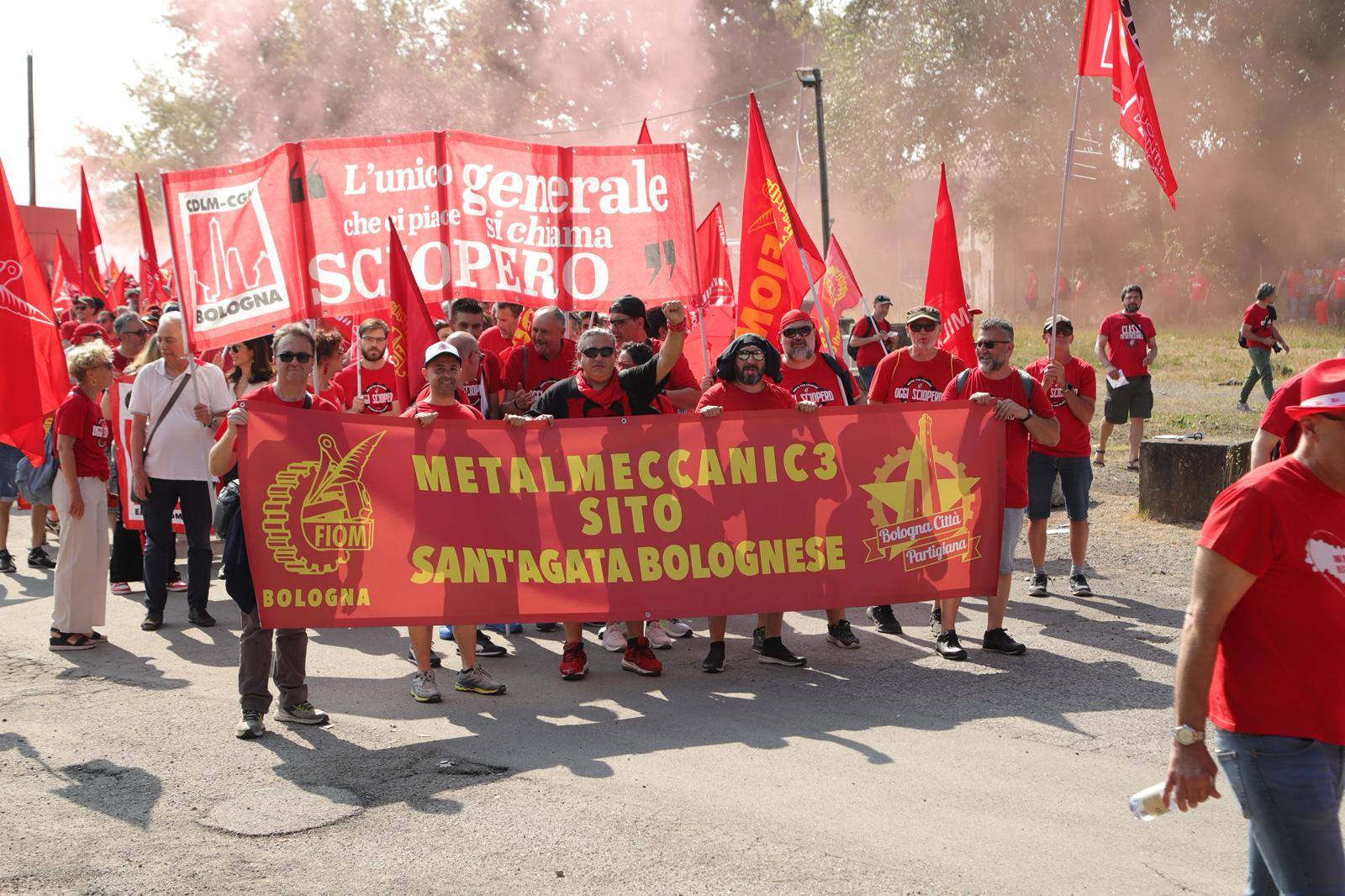 Sciopero dei metalmeccanici, in 10mila occupano la tangenziale di Bologna. Ed è scontro sul Decreto Sicurezza