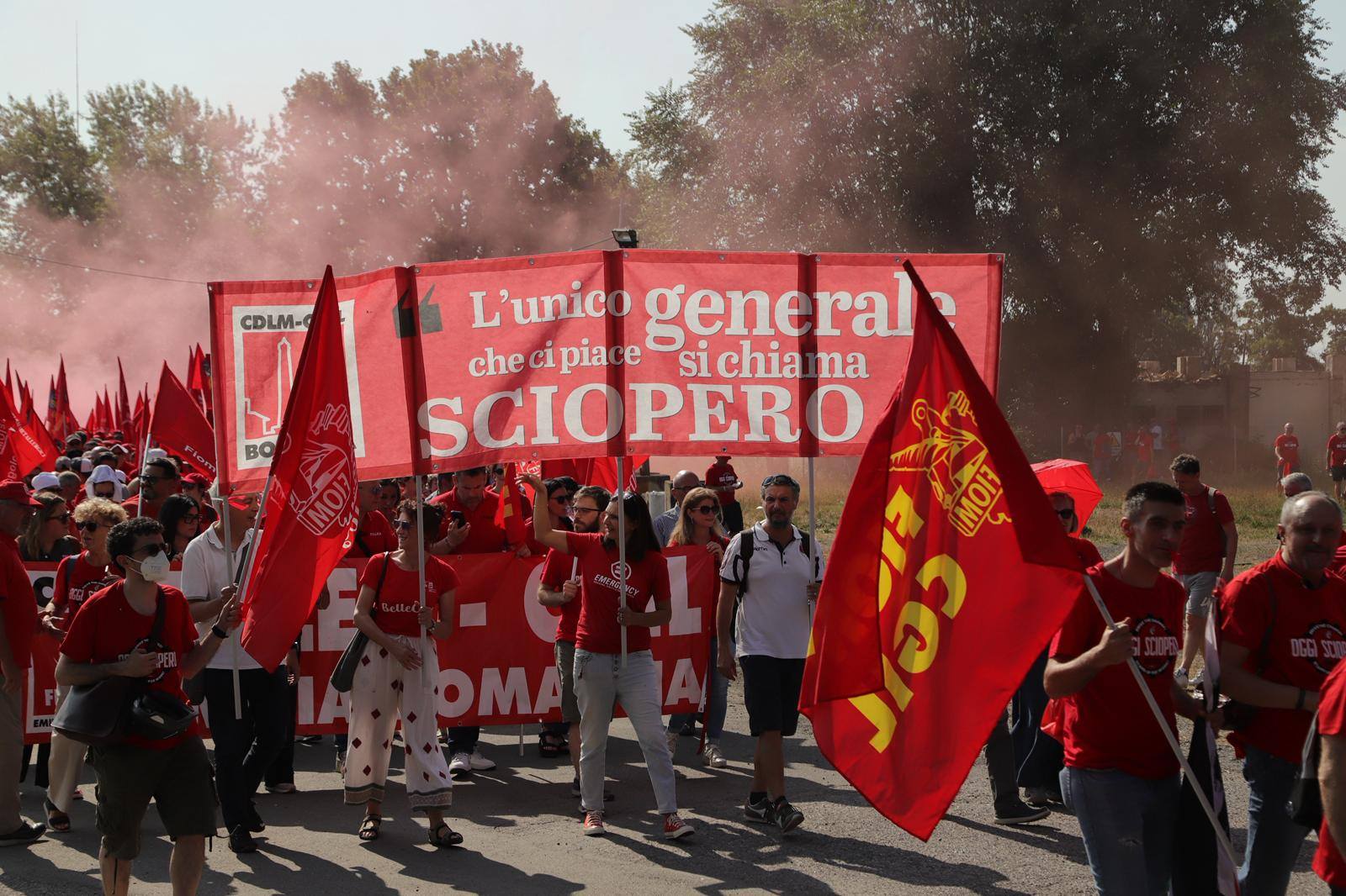 Sciopero dei metalmeccanici, in 10mila occupano la tangenziale di Bologna. Ed è scontro sul Decreto Sicurezza