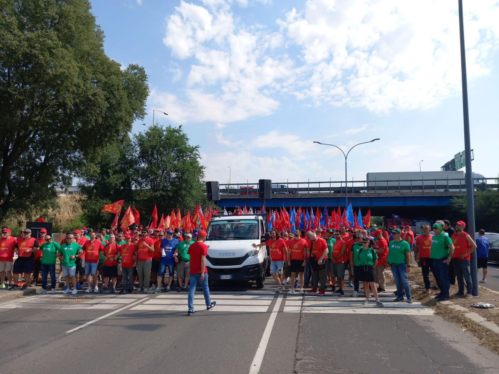 Sciopero dei metalmeccanici, in 10mila occupano la tangenziale di Bologna. Ed è scontro sul Decreto Sicurezza