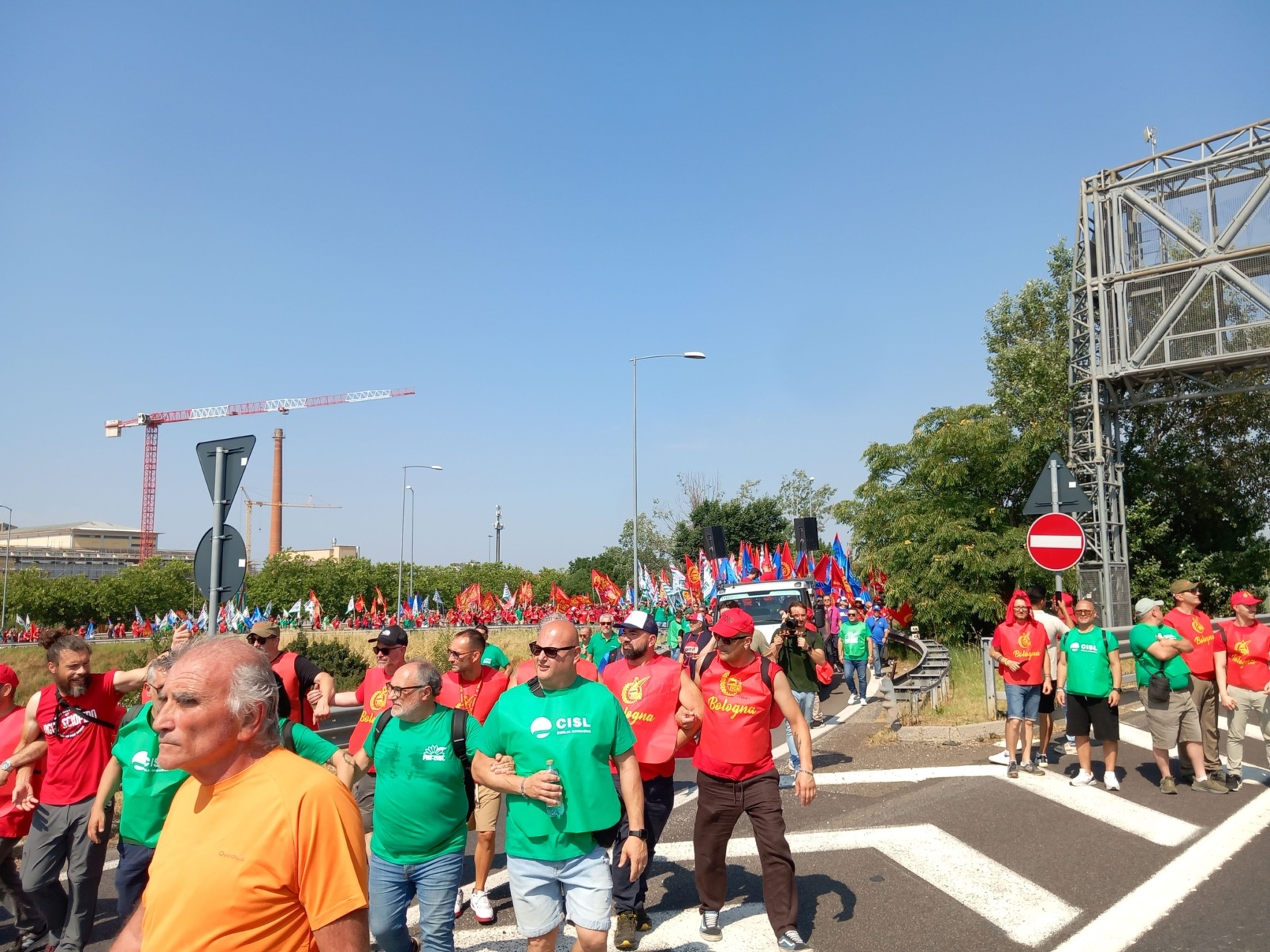 Sciopero dei metalmeccanici, in 10mila occupano la tangenziale di Bologna. Ed è scontro sul Decreto Sicurezza
