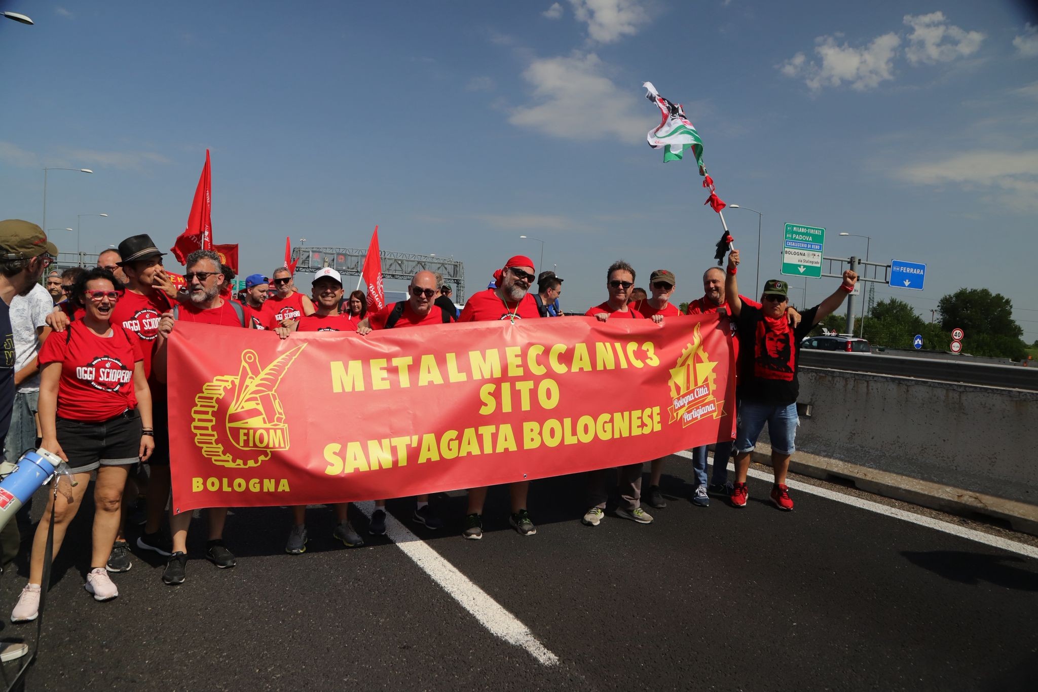 Sciopero dei metalmeccanici, in 10mila occupano la tangenziale di Bologna. Ed è scontro sul Decreto Sicurezza
