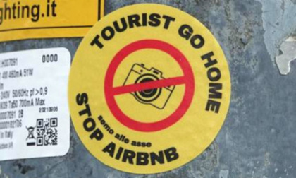 Airbnb non ci sta e rilancia, hotel sotto accusa: "Overtourism è colpa loro"