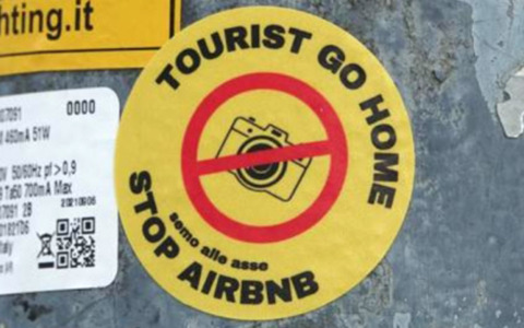 Airbnb non ci sta e rilancia, hotel sotto accusa: “Overtourism è colpa loro”