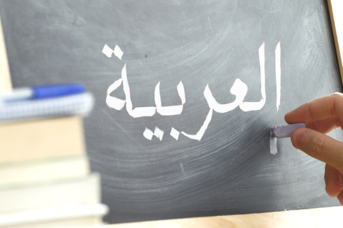Corso pomeridiano di arabo a scuola (finanziato dal Qatar): Fratelli d’Italia dice no, la Lega invece sì