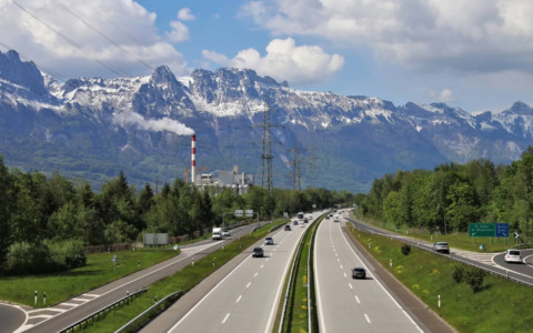 Autostrade in Svizzera, stangata per gli italiani: la vignetta da 40 a 80 franchi