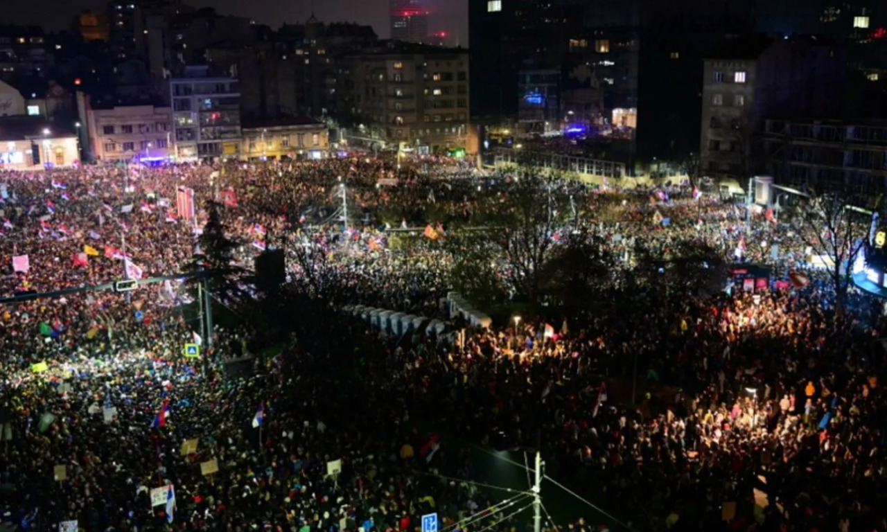 Caos a Belgrado, migliaia di serbi in piazza contro il presidente Vučić: “Vogliamo le elezioni anticipate”