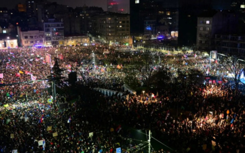 Caos a Belgrado, migliaia di serbi in piazza contro il presidente Vučić: “Vogliamo le elezioni anticipate”