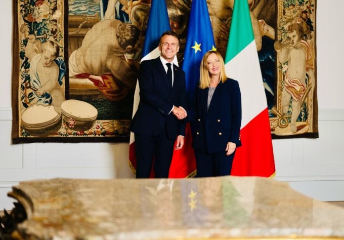 Giorgia Meloni con Emmanuel Macron