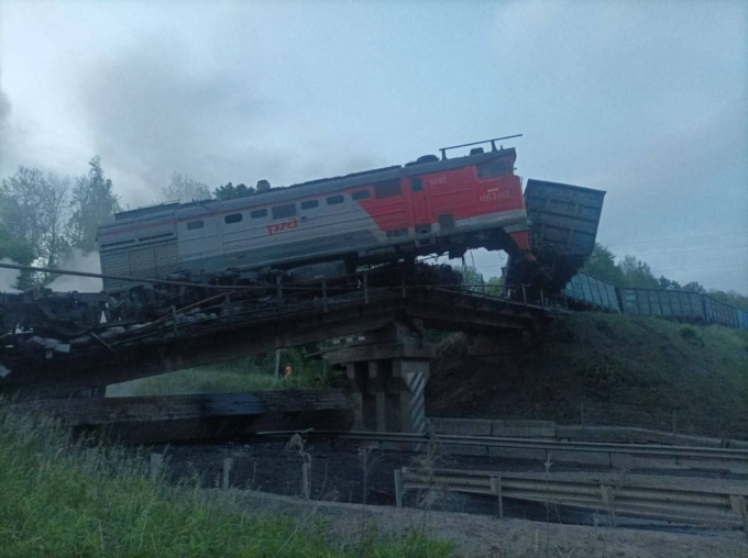 Crollano due ponti ferroviari in Russia: almeno sette morti. Indagini in corso per atti di terrorismo