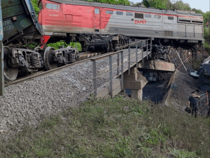 Crollano due ponti ferroviari in Russia: almeno sette morti. Indagini in corso per atti di terrorismo