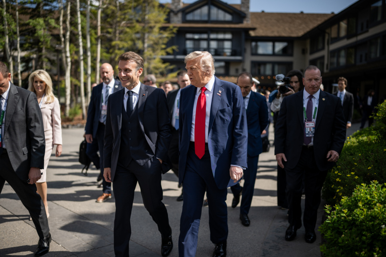 Trump lascia in anticipo il G7: “Non c’entra il cessate il fuoco, Macron dice il falso per farsi pubblicità”