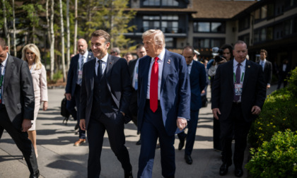 Trump lascia in anticipo il G7: "Non c'entra il cessate il fuoco, Macron dice il falso per farsi pubblicità"
