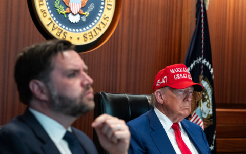 Trump sui social: “Make Iran great again”. E parla anche di “Attacchi monumentali” e cambio di regime