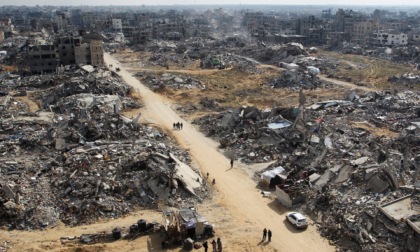 Attacchi israeliani a Gaza, almeno 31 morti: in dieci aspettavano aiuti umanitari