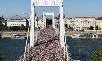 Budapest Pride 2025: in 200mila da tutta Europa sfilano contro i divieti di Orban