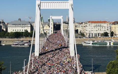Budapest Pride 2025: in 200mila da tutta Europa sfilano contro i divieti di Orban