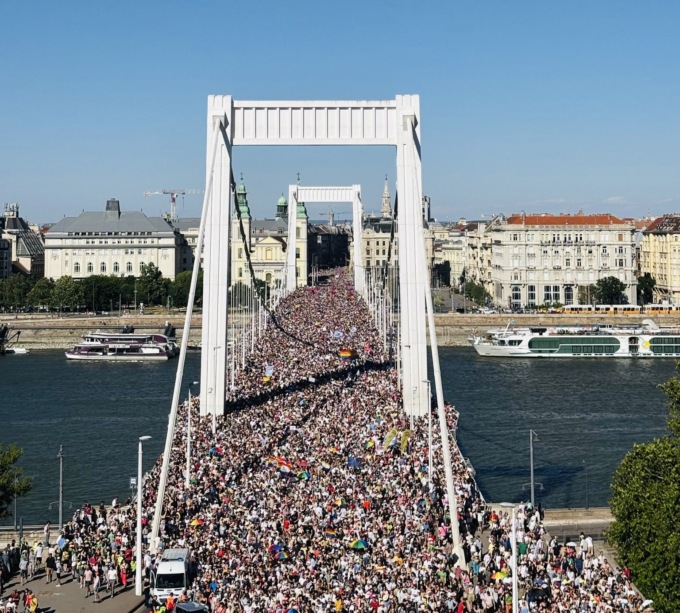 Budapest Pride 2025: in 200mila da tutta Europa sfilano contro i divieti di Orban