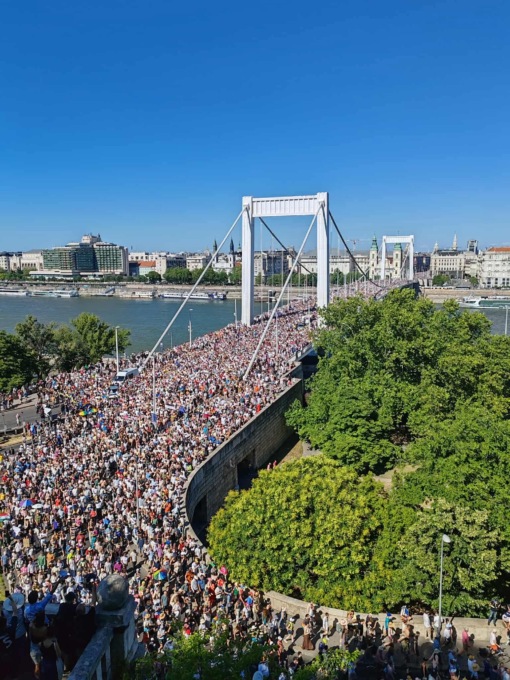 Budapest Pride 2025: in 200mila da tutta Europa sfilano contro i divieti di Orban