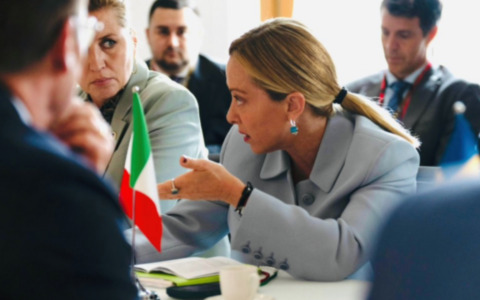 Meloni va oltre la difesa comune e spinge per il debito comune