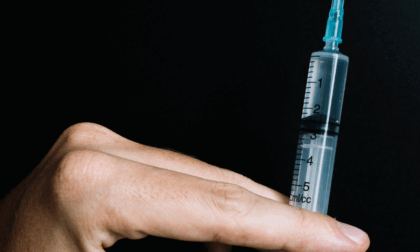 Francia sotto shock per il fenomeno del “needle spiking”: almeno 145 vittime durante la Festa della Musica
