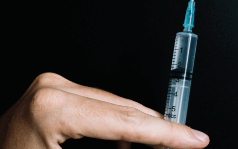 Francia sotto shock per il fenomeno del “needle spiking”: almeno 145 vittime durante la Festa della Musica