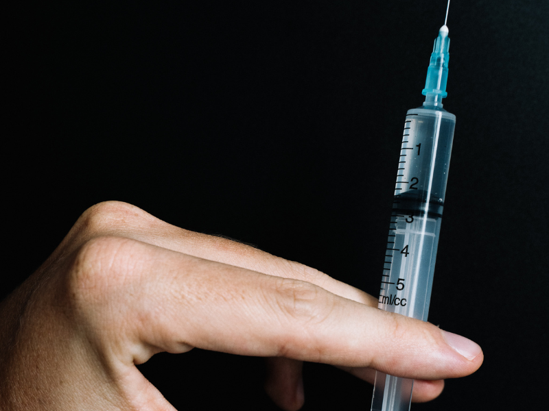 Francia sotto shock per il fenomeno del “needle spiking”: almeno 145 vittime durante la Festa della Musica