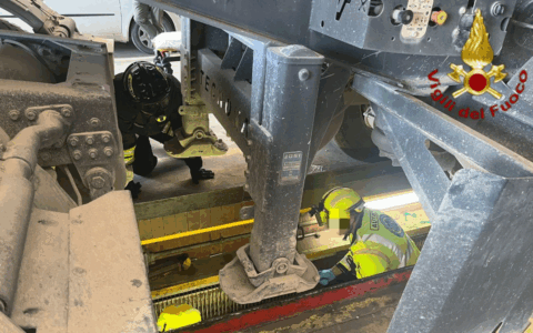 Incidenti sul lavoro: operaio schiacciato in un’azienda di bobine, due precipitati in cantiere